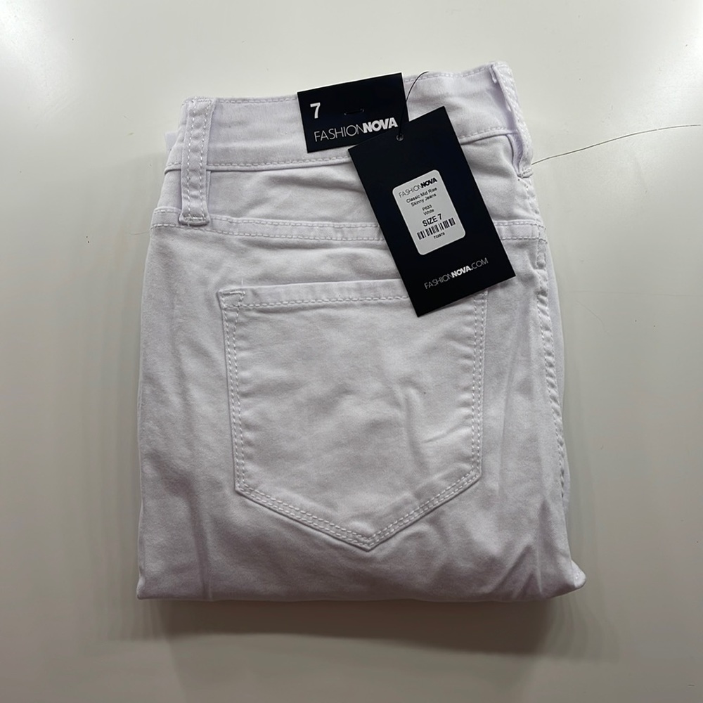 Brand new Fashion nova white skinny jeans, (never worn)